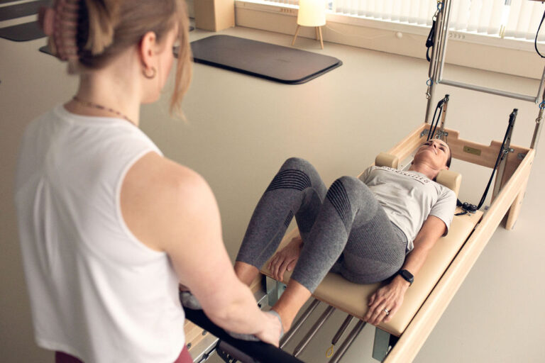 Acticade Pilatese juhendaja juhendab naisklienti Reformer harjutuses