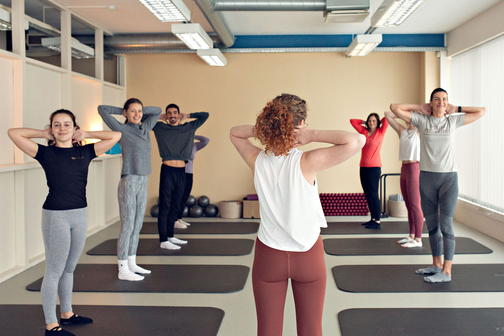 Acticade Pilatese juhendaja juhendab grupitundi matil