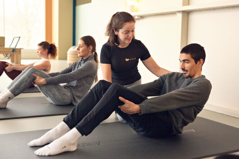 Acticade Pilatese juhendaja juhendab meesklienti harjutuses allarull