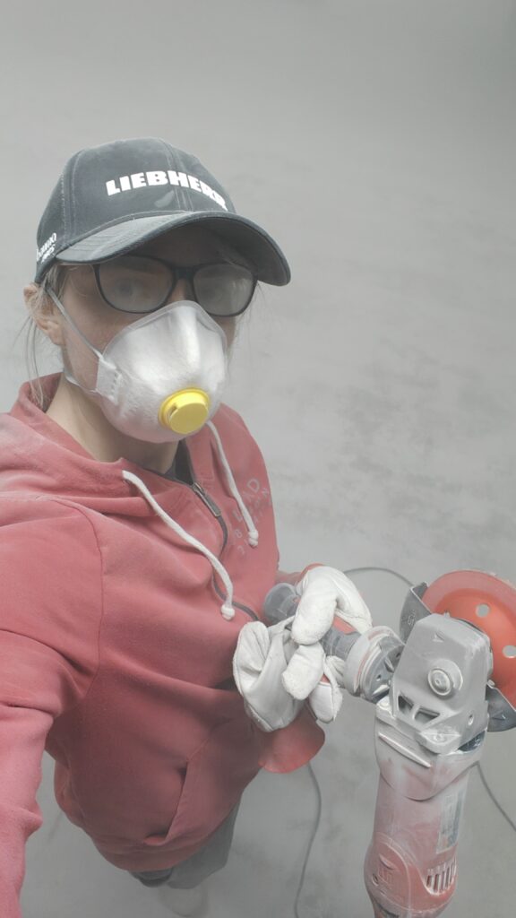 Pilatese stuudio põrandate käsitsi lihvimine tolmupilves.